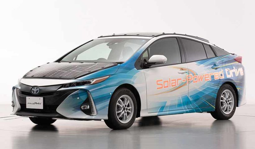 Toyota Prius с солнечными панелями на крыше