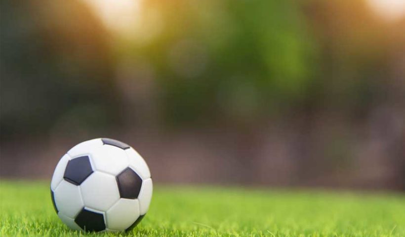 футбольный мяч на поле